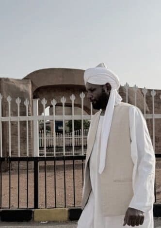 عبد الرحمن الصادق المهدي أمام قبة المهدي في أم درمان | Abdelrahman Al Sadiq Al Mahdi outside the Mahdi's dome in Omdurman