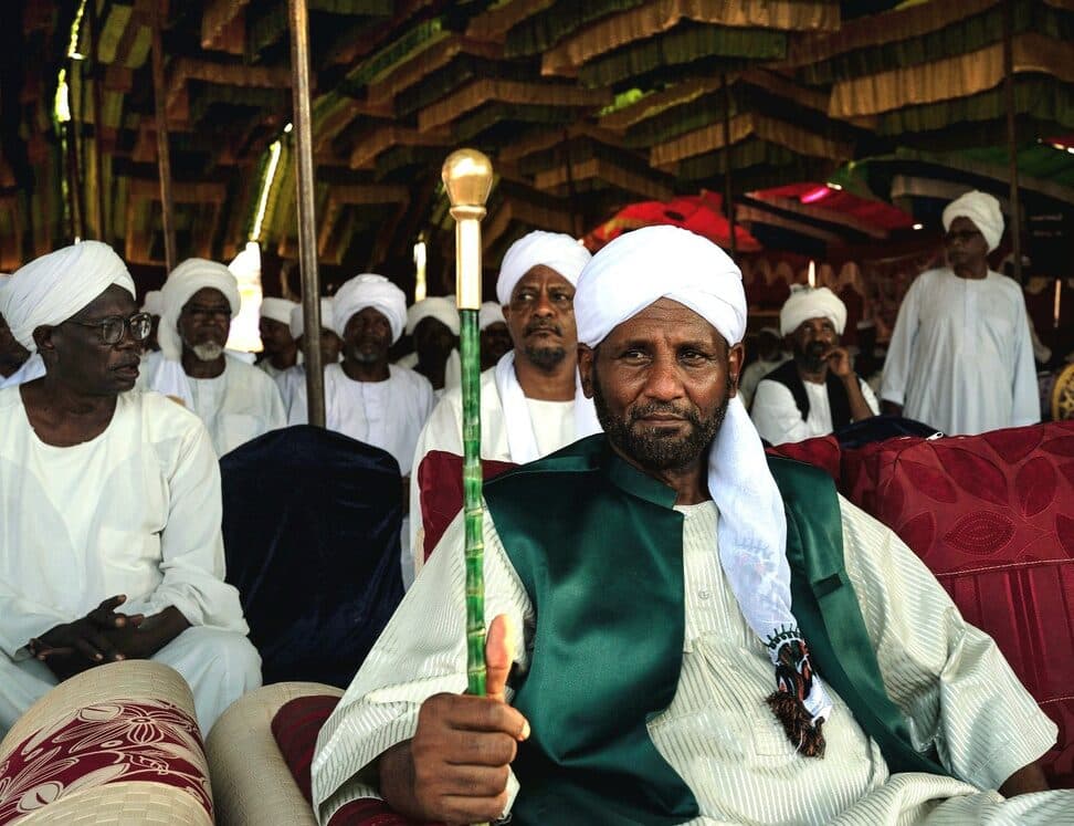 عبد الرحمن الصادق المهدي جالساً في مجلس للأنصار | Abdelrahman Al Sadiq Al Mahdi seated at an Ansar gathering