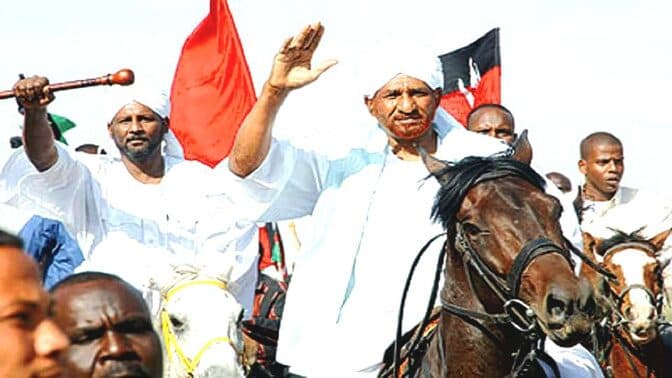 عبد الرحمن الصادق المهدي على صهوة جواد وسط موكب للأنصار | Abdelrahman Al Sadiq Al Mahdi on horseback in an Ansar procession