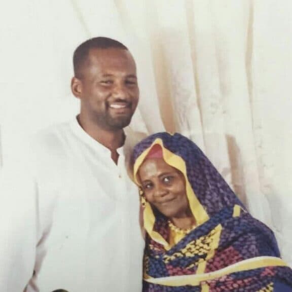 عبد الرحمن الصادق المهدي مع والدته السيدة سارة الفاضل محمود | Abdelrahman Al Sadiq Al Mahdi with his mother, Sarah Al-Fadil Mahmoud