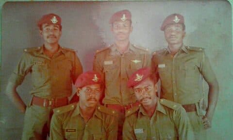 عبد الرحمن الصادق المهدي مع ضباط من القوات المسلحة | Abdelrahman Al Sadiq Al Mahdi with armed forces officers