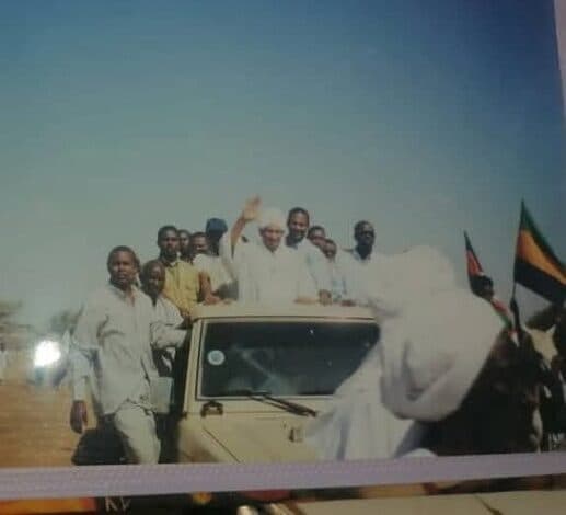 قيادات وأنصار يلوحون من فوق مركبة خلال سنوات المعارضة | Leaders and supporters waving from a vehicle during the opposition years