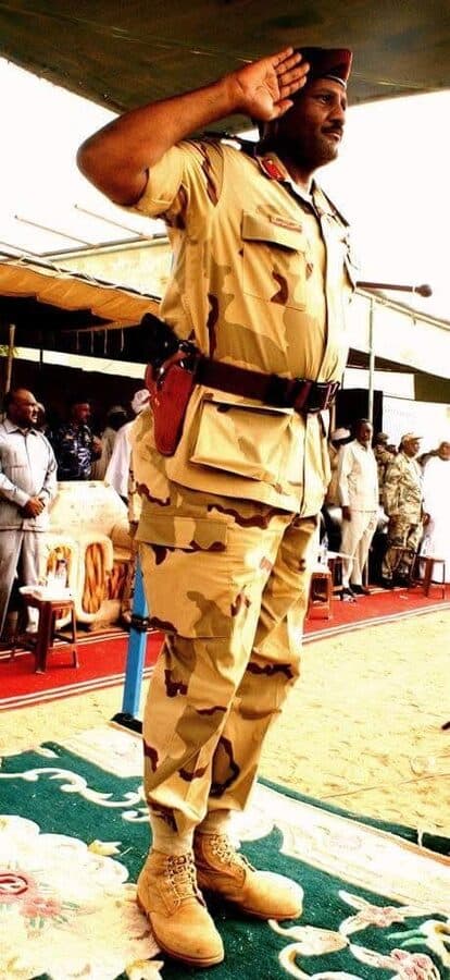 عبد الرحمن الصادق المهدي يؤدي التحية في عرض عسكري | Abdelrahman Al Sadiq Al Mahdi saluting at a military parade