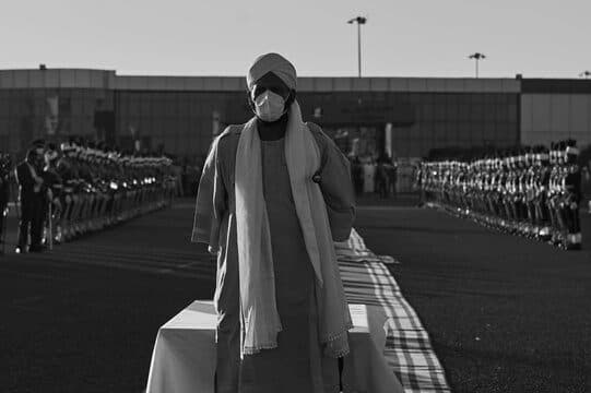 عبد الرحمن الصادق المهدي في مراسم وداع الإمام بين حرس الشرف | Abdelrahman Al Sadiq Al Mahdi at the Imam's farewell between the honour guard