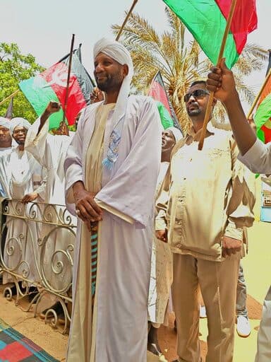 عبد الرحمن الصادق المهدي يحمل راية الأنصار وسط حشد | Abdelrahman Al Sadiq Al Mahdi holding an Ansar flag in a crowd