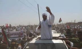 عبد الرحمن الصادق المهدي يحيي حشداً من فوق مركبة | Abdelrahman Al Sadiq Al Mahdi greeting a crowd from a vehicle
