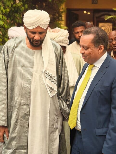 عبد الرحمن الصادق المهدي برفقة أحد القيادات السودانية | Abdelrahman Al Sadiq Al Mahdi with a Sudanese leader