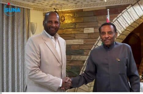عبد الرحمن الصادق المهدي يصافح أحد القيادات السياسية | Abdelrahman Al Sadiq Al Mahdi shaking hands with a political leader