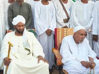 عبد الرحمن الصادق المهدي جالساً مع قيادات صوفية | Abdelrahman Al Sadiq Al Mahdi seated with Sufi leaders