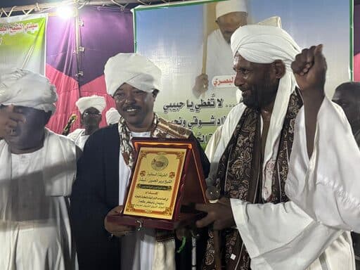 أحد شيوخ الطرق الصوفية يكرم عبد الرحمن الصادق المهدي بدرع | A Sufi sheikh presenting Abdelrahman Al Sadiq Al Mahdi with an award plaque
