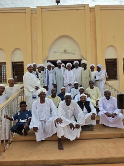 عبد الرحمن الصادق المهدي مع مجموعة أمام خلوة صوفية | Abdelrahman Al Sadiq Al Mahdi with a group outside a Sufi khalwa
