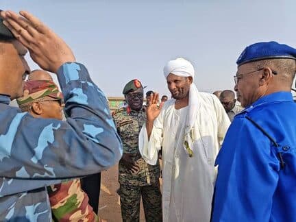 عبد الرحمن الصادق المهدي يحيي أفراداً من القوات النظامية | Abdelrahman Al Sadiq Al Mahdi greeting uniformed service members