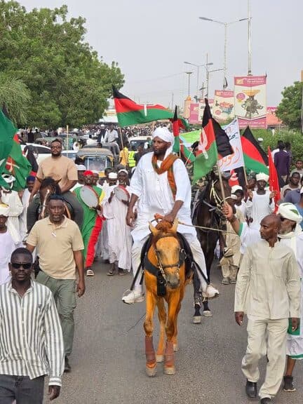 عبد الرحمن الصادق المهدي يمتطي جواداً في مسيرة وطنية | Abdelrahman Al Sadiq Al Mahdi riding a horse in a national procession