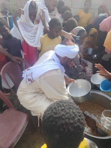عبد الرحمن الصادق المهدي يشارك في تقديم الطعام لأفراد المجتمع | Abdelrahman Al Sadiq Al Mahdi helping serve food to community members